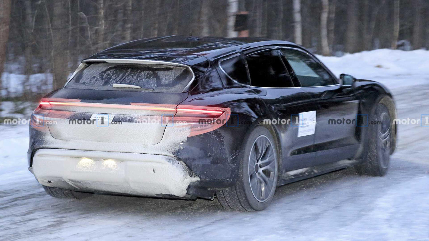 porsche-taycan-cross-turismo-spy-photo-(2)
