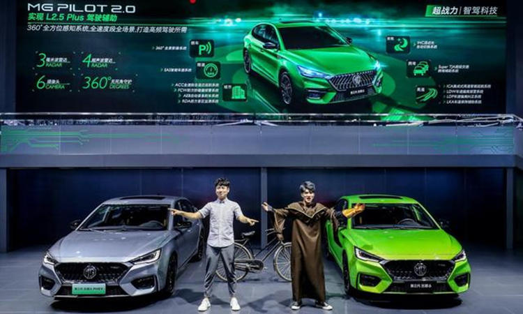 名爵6的“赛道绿”也叫“冒险色”？成都车展上汽名爵的大佬们还说了啥？