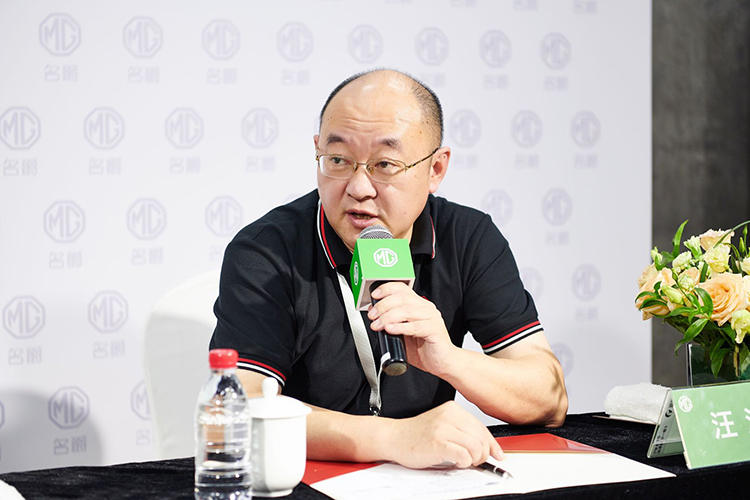 名爵6的“赛道绿”也叫“冒险色”？成都车展上汽名爵的大佬们还说了啥？