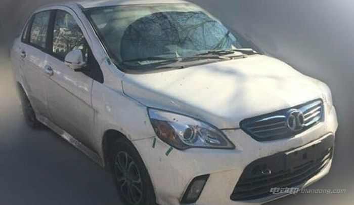 EV260续航更长 北汽新能源首款三厢车谍照