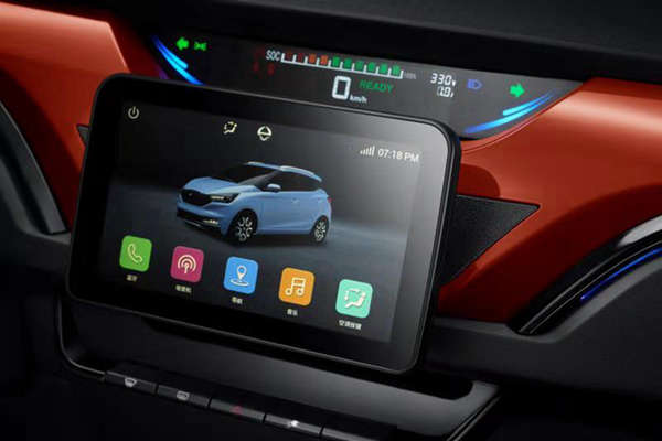 续航300公里，还带抬头显示，易至300这小车是要搞事情啊