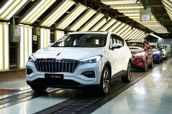 新能源车型的官车？前舱盖上的小红旗霸气十足，红旗首款纯电动SUV下线