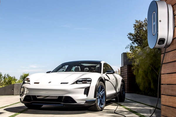 Taycan车主可免费充电三年，保时捷将在美国484个充电站布局快充桩