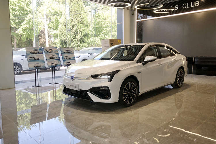 车好无优惠，提车至少等两个月 邦老师探店广汽新能源 Aion S