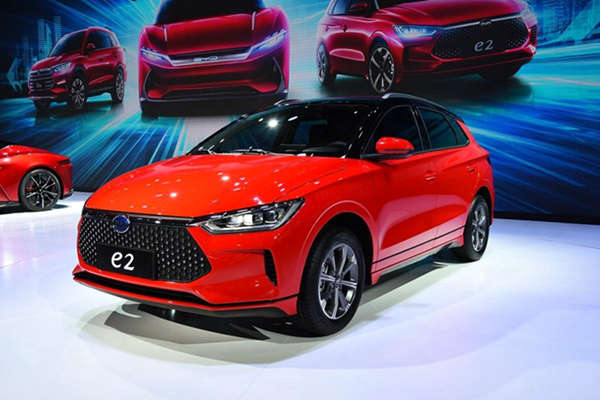 补贴后预售价 10 万 ~ 13 万元，NEDC 续航 300/400 km，比亚迪e2 开启预售
