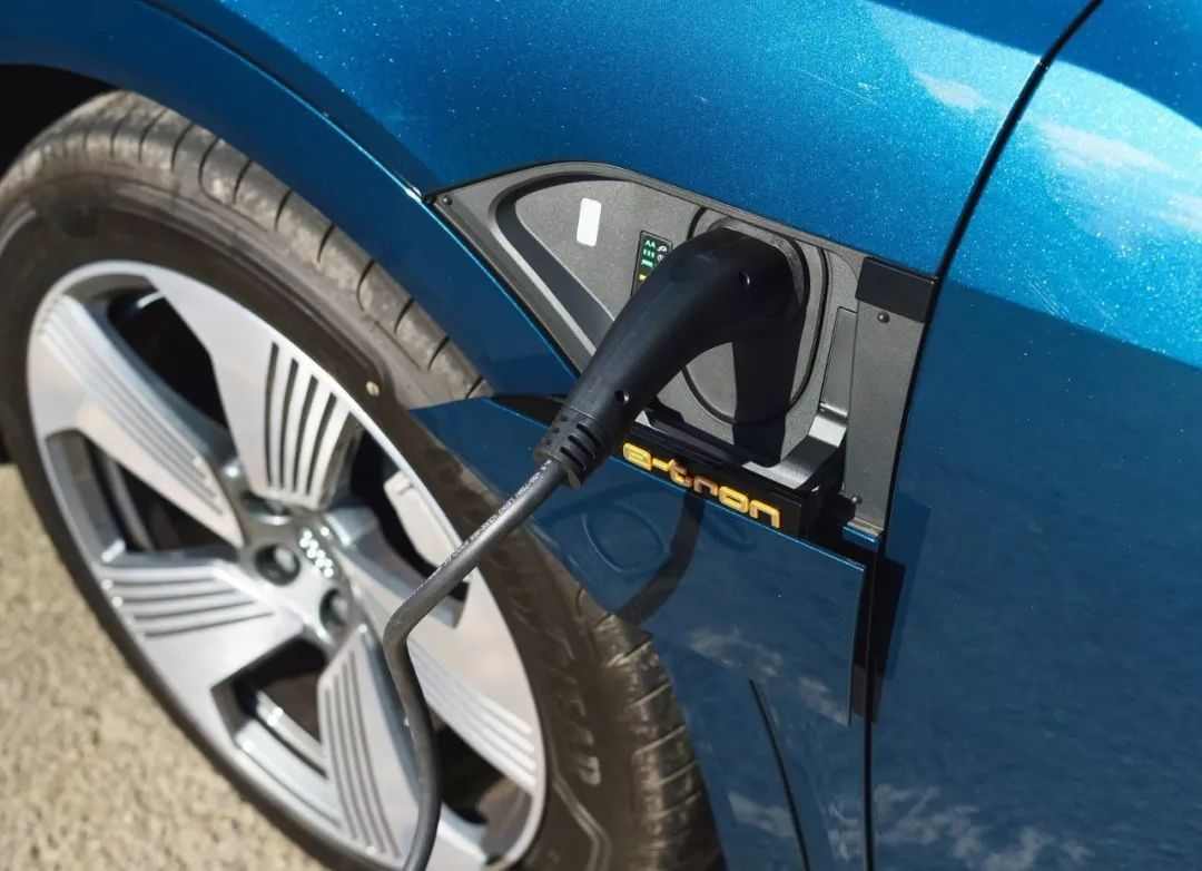 『卡叔说车』电量差不多 续航少100，是因为e-tron的电驱技术不如Model X吗？