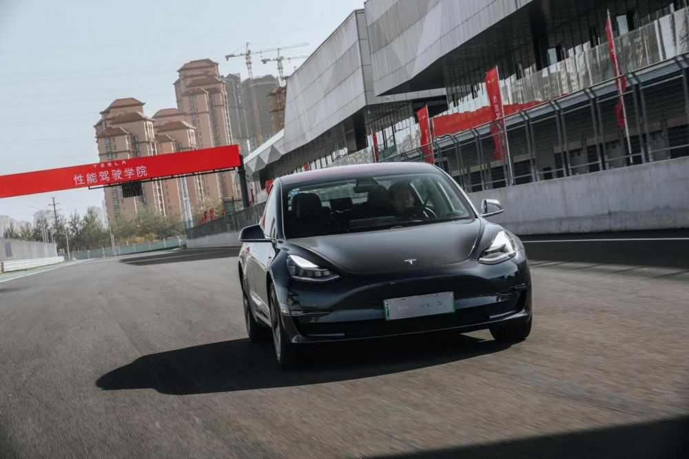 褪去科技外衣，我们把特斯拉Model 3开去了赛道