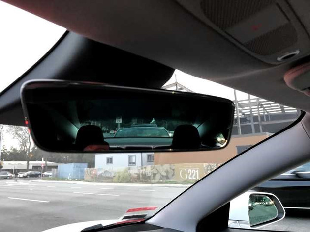 后视镜 之前听到很多试驾 model 3 的人说由于后座抬高,后视镜视线