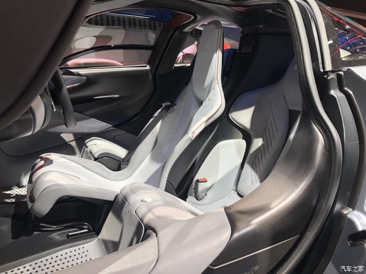 内饰部分,speedtail的主驾驶座椅位于座舱的中心位置,空间感与前风挡