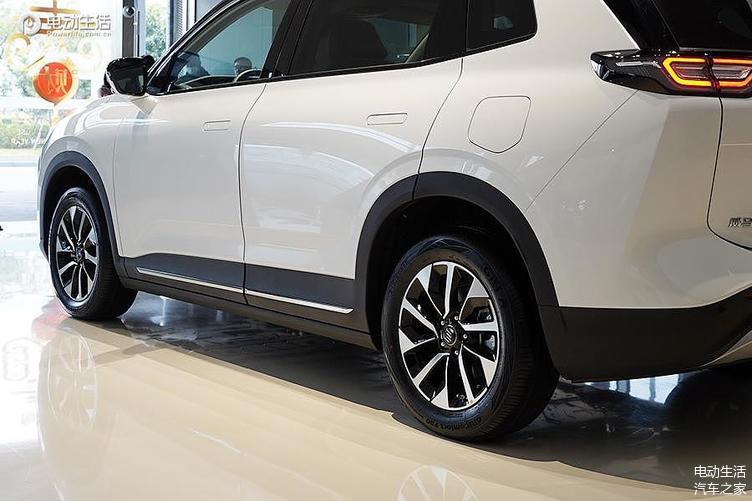 隐藏式门把手为横向开启方式,无钥匙进入或锁车需按下前半段凹陷处